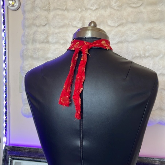 HANDCRAFTED Elegant Red Floral 100% silk Scarf collar - Picture 4 of 5